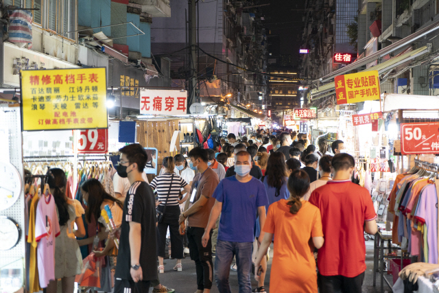 중국 후베이성 우한의 바오청 거리를 찾은 주민들이 1일 야시장을 둘러보고 있다.코로나19 사태의 진원지였던 우한의 일상이 조금씩 회복되는 모습이다./연합뉴스