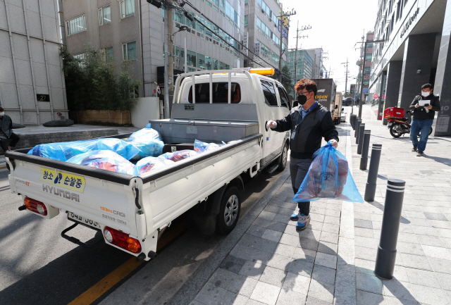 서울 강남구 관계자가 코로나19 자가격리자의 생활페기물을 수거하고 있다./사진제공=강남구