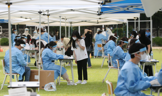 학교 운동장에 설치된 선별 진료소/인천=연합뉴스