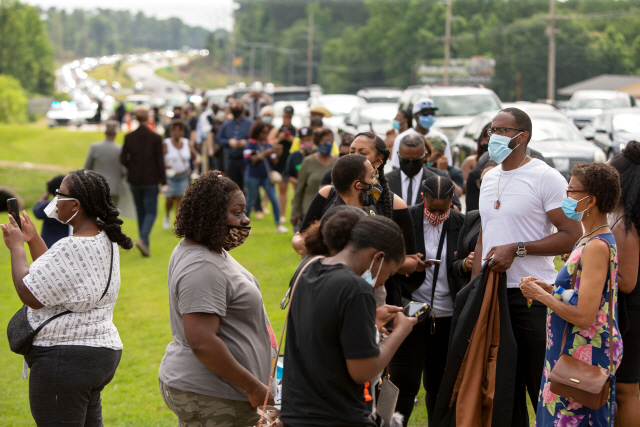 6일(현지시간) 흑인 남성 조지 플로이드의 추도식이 열리는 미국 노스캐롤라이나주 래퍼드의 케이프피어 센터 앞에 추모객들이 줄지어 서 있다./AFP연합뉴스