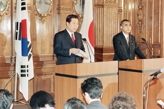 지난 1998년 10월8일 김대중(왼쪽) 전 대통령이 일본 도쿄 영빈관에서 ‘21세기 새 시대를 위한 공동선언’에 서명한 뒤 오부치 게이조 전 일본 총리와 공동 기자회견을 하고 있다.  /연합뉴스
