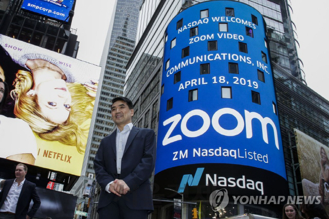 줌(Zoom)이 나스닥에 상장한 2019년 4월 18일 창업자인 에릭 위안이 뉴욕 나스닥 본부 건물 앞에 서 있다. / 사진=연합뉴스