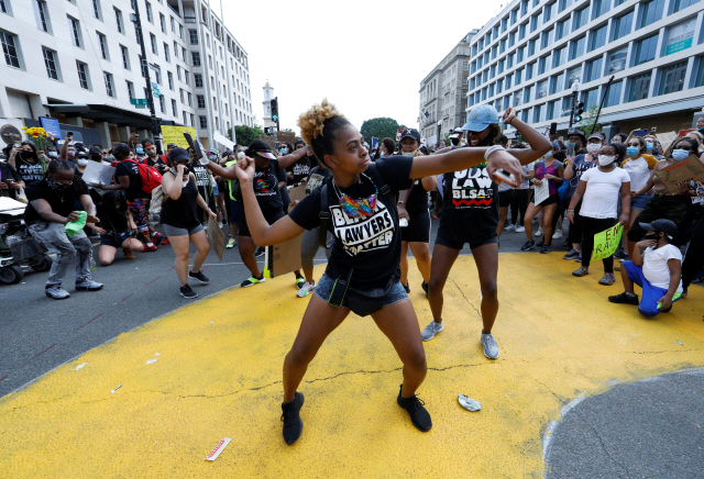 6일(현지시간) 미국 수도 워싱턴DC 백악관 인근 거리에서 인종차별 반대 시위대가 춤을 추고 있다./로이터연합뉴스