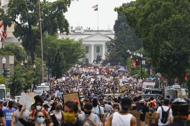 6일(현지시간) 미국 수도 워싱턴DC의 백악관 인근에서 흑인 남성 조지 플로이드 사망 사건에 항의하는 대규모 시위가 벌어지고 있다./AP연합뉴스