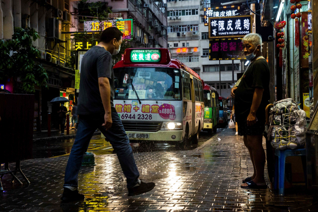 6일(현지시간) 한 보행자가 홍콩의 한 거리를 지나고 있다./AFP연합뉴스