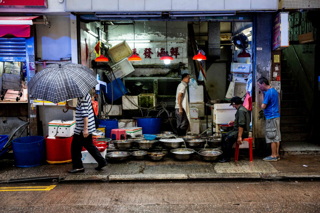 6일(현지시간) 홍콩의 한 해산물 가게에서 한 직원이 일하고 있다./AFP연합뉴스