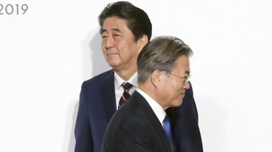 문재인 대통령이 지난해 6월 일본 오사카에서 열린 G20(주요 20개국) 정상회의에서 아베신조 일본총리를 지나치고 있다./연합뉴스