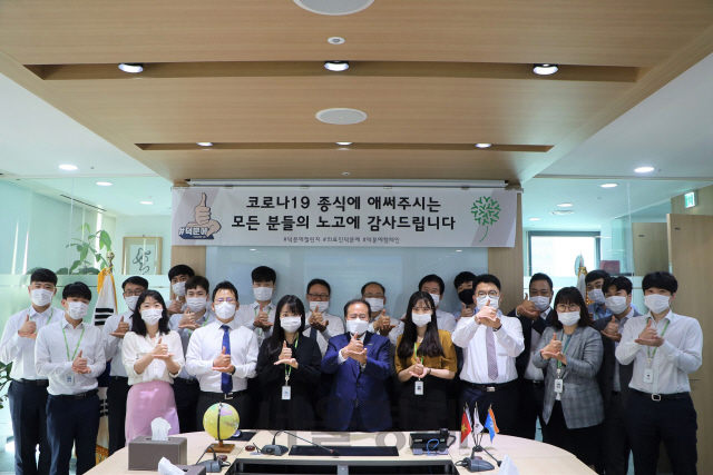 구자관(앞줄 가운데) 삼구아이앤씨 책임대표사원 및 임직원이 8일 ‘덕분에 챌린지’에 동참하며 의료진에 감사를 표하고 있다./사진제공=삼구아이앤씨