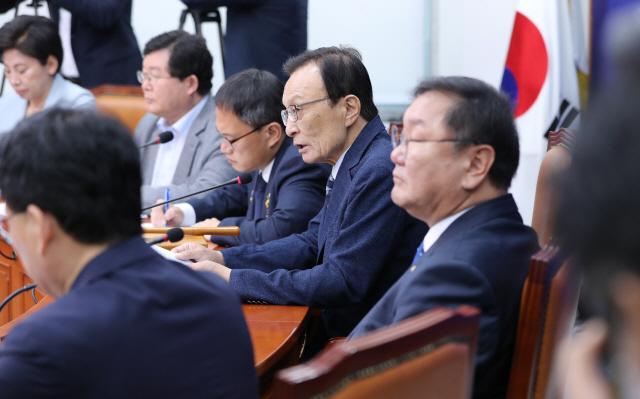 더불어민주당 이해찬 대표가 8일 오전 서울 여의도 국회에서 열린 최고위원회의에서 발언하고 있다.