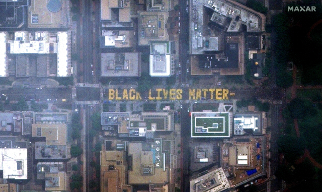 미국 백악관 인근 워싱턴DC 16번가 도로 바닥에 ‘흑인의 목숨은 소중하다(Black Lives Matter)’는 문구가 노란색 페인트로 칠해져 있다. 지난 6일 인공위성에서 촬영한 사진. /AFP연합뉴스