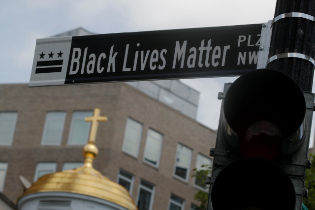 미국 워싱턴DC 백악관 인근 16번가 거리에 5일(현지시간) ‘흑인 목숨은 소중하다’(Black Lives Matter)는 표지판이 새로 세워져 있다. 민주당 소속인 뮤리얼 바우저 워싱턴DC 시장은 이날 백인 경찰관의 진압 과정에서 사망한 흑인 조지 플로이드를 기리는 의미에서 백악관 앞 16번가 도로명을 ‘흑인 목숨은 소중하다 플라자’로 바꿨다. /연합뉴스
