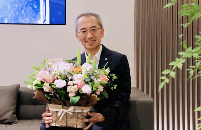 이석준 우미건설 부회장이 ‘플라워 버킷 챌린지’에 동참했다. 이 부회장은 앞서 김승배 피데스개발 대표로부터 지명을 받았다./사진제공=우미건설