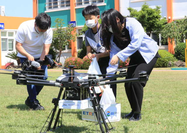 8일 해안초등학교 학생들이 0.8㎞를 날아 간식을 배달한 드론을 반기고 있다. /사진제공=GS칼텍스