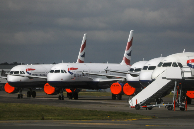 영국의 대형 항공사인 브리티시에어웨이의 여객기들이 코로나19로 운항이 중단된 채 본머스국제공항에 멈춰서 있는 모습. /블룸버그 자료사진