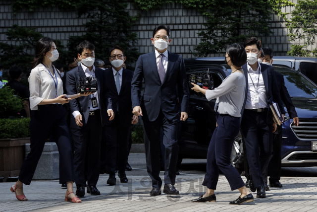 이재용 삼성전자 부회장이 8일 오전 서울 서초구 서울중앙지방법원에서 열린 영장실질심사에 출석하기 위해 이동하는 중 취재진이 질문하기 위해 접근하고 있다. /권욱기자