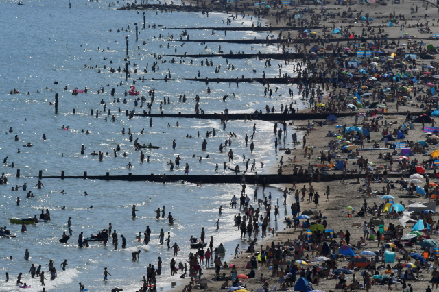 지난 2일(현지시간) 영국 본머스의 한 해변이 해수욕을 즐기는 사람들로 가득 차 있다./로이터연합뉴스