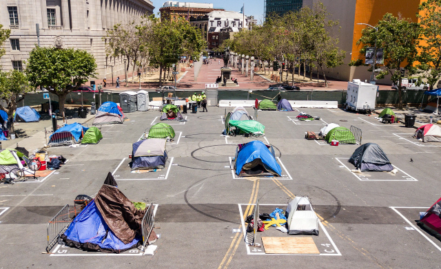 코로나19 차단을 위해 지난 5월 미국 샌프란시스코 시청 맞은 편에 노숙자용 천막이 일정한 간격으로 떨어져 있는 모습. / 연합뉴스
