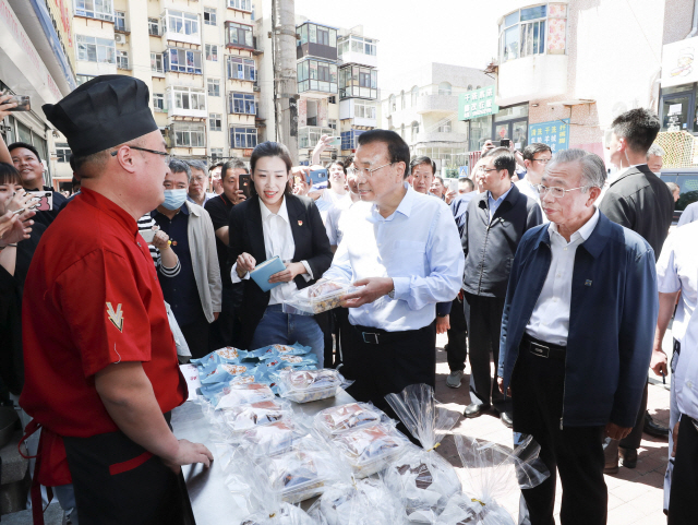 지난 1일 리커창 중국 총리가 산둥성 옌타이시를 방문, 거리의 노점상과 대화하고 있다. /신화연합뉴스