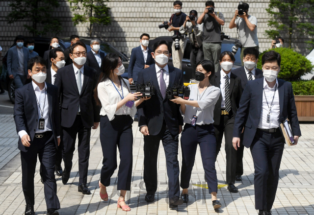 불법 경영승계 의혹을 받는 이재용 삼성전자 부회장이 8일 오전 서울 서초구 서울중앙지방법원에서 열린 영장실질심사에 출석하고 있다. 이 부회장은 국정농단 사건과 관련해 박근혜 전 대통령과 최순실 측에 뇌물을 준 혐의로 2017년 2월 구속돼 이듬해 집행유예로 풀려난지 2년 4개월 만에 재구속 기로에 놓였다./권욱기자 2020.6.8