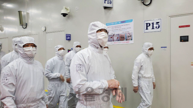 이재용(앞줄 오른쪽) 삼성전자 부회장이 지난달 18일 중국 산시성 시안에 위치한 반도체 사업장을 찾아 방진복을 입고 생산라인을 살펴보고 있다. /사진제공=삼성전자