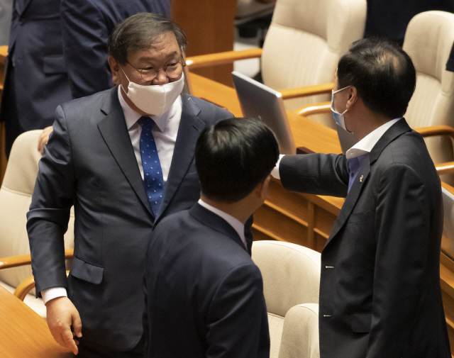 김태년 더불어민주당 원내대표가 8일 국회 본회의장에서 열린 본회의에서 ‘국회상임위원회 위원 정수에 관한 규칙 개정 특별위원회 구성의 건’이 통과된 후 퇴장하고 있다./연합뉴스