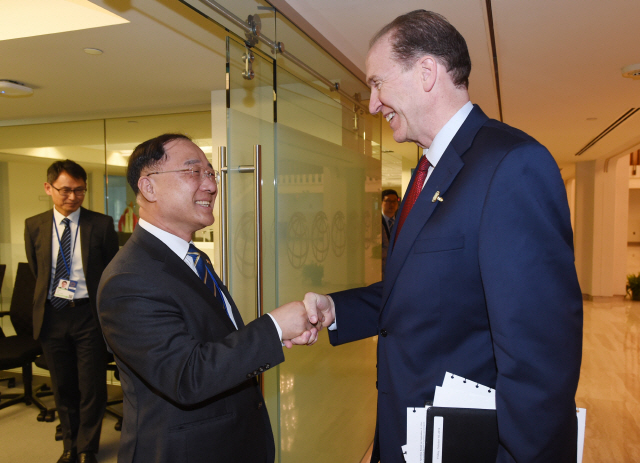 지난해 미국 워싱턴DC를 방문한 홍남기(왼쪽) 부총리 겸 기획재정부 장관이 세계은행(WB)에서 데이비드 맬패스 WB 총재와 악수하고 있다. /사진제공=기획재정부