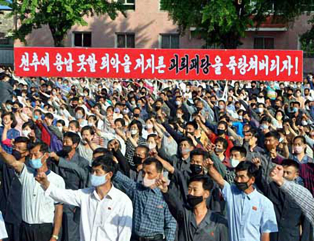 북한이 탈북민 단체의 대북전단 살포와 남한 정부의 대응을 강하게 비난하는 가운데, 노동계급과 직맹원들의 항의군중집회가 지난 7일 개성시문화회관 앞마당에서 진행됐다고 노동신문이 8일 보도했다./연합뉴스