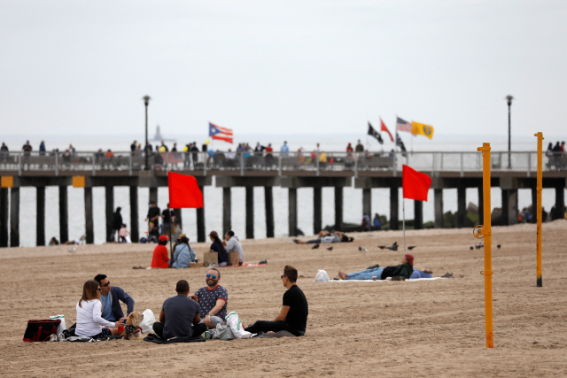 지난달 24일 미국 뉴욕 브루클린 코니아일랜드 해변에서 메모리얼데이(현충일) 연휴를 맞은 시민들이 휴식을 취하고 있다./로이터연합뉴스