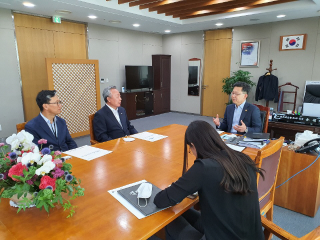 윤상기 하동군수(정면 왼쪽에서 두번째)가 김현수 농림축산식품부 장관(〃 세번째)을 만나 현안사업 국고예산 지원을 요청했다.  /사진제공=하동군