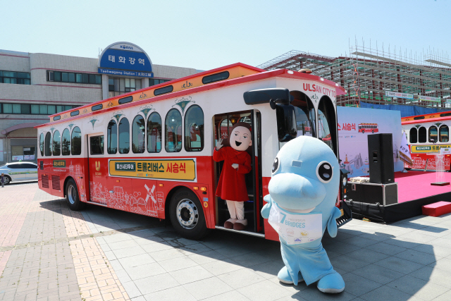 울산시가 새롭게 마련한 울산시티투어버스가 9일 태화강역 광장에 모습을 드러냈다. 이국적이고 고풍스러운 외관을 갖추고 있다 ./사진제공=울산시