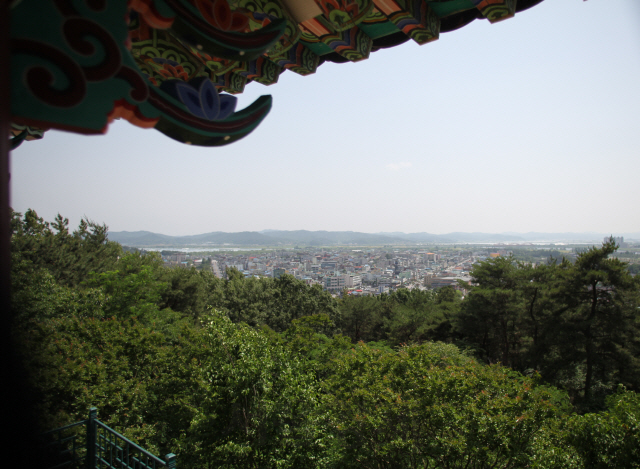 부소산성 전망대 반월루(半月樓)에서 바라본 부여읍내.