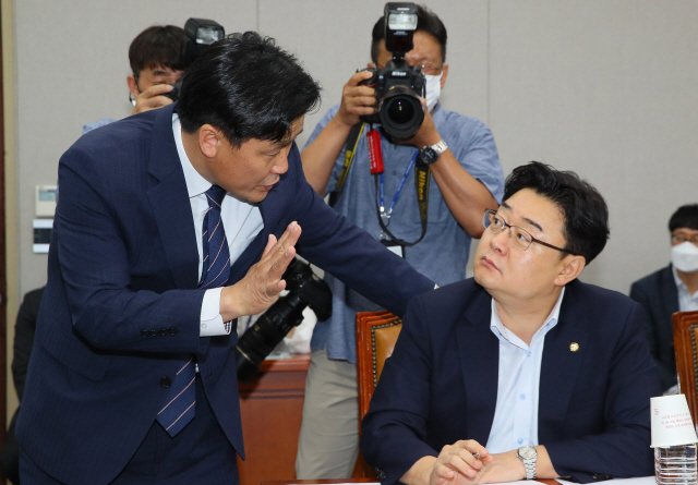 더불어민주당 소속 김영진(왼쪽) 위원장과 미래통합당 김성원 원내수석부대표가 9일 국회에서 열린 국회 상임위 위원정수에 관한 규칙 개정 특위 전체회의에서 토론 발언시간을 협의하고 있다. /연합뉴스