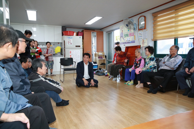 박준희(가운데) 관악구청장이 지난해 보라매동 갑을아파트 경로당을 방문해 어르신들과 대화하고 있다./사진제공=관악구