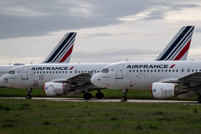 프랑스 국영 항공사인 에어프랑스 항공기들이 코로나19 여파로 파리의 샤를드골공항에 발이 묶여 있다. 프랑스 정부는 9일(현지시간) 에어프랑스 및 에어버스 등 항공우주산업에 150억유로를 지원한다고 발표했다. /AFP연합뉴스