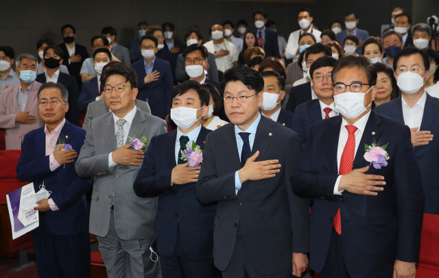 장제원(오른쪽 두번째) 미래통합당 의원이 9일 국회 의원회관에서 열린 ‘대한민국 미래혁신포럼’ 21대 국회 개원 기념 특별강연에서 국민의례하고 있다. /연합뉴스