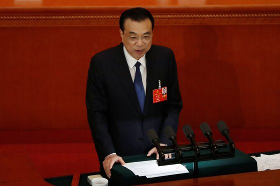 지난달 22일 중국 전국인민대표대회 개막식에서 리커창 총리가 ‘정부업무보고’를 발표하고 있다. /연합뉴스