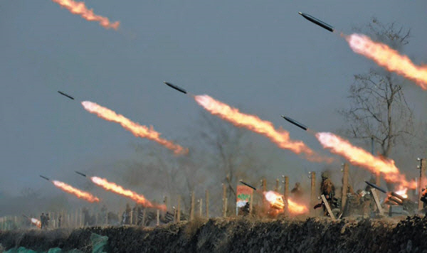 북한군 서부전선 부대들의 포사격 경기가 벌어진 지난 3월 20일 서해안 일대에서 방사포(다연장로켓) 포탄들이 불을 뿜으며 날아가고 있다. /조선중앙TV 연합뉴스=연합뉴스
