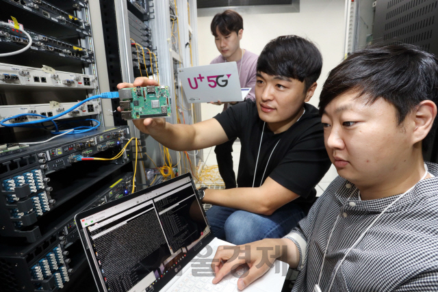 LG유플러스 직원들이 양자내성암호 기술이 적용된 모듈을 들고 있다./사진제공=LG유플러스