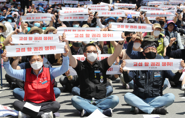 민주노총 관계자들이 지난 5월27일 세종시 정부세종청사 고용노동부 앞에서 결의대회를 열고 ‘원청 사용자성 쟁취! 소수노조 교섭권 쟁취! 노동기본권 보장!’을 촉구하고 있다. /연합뉴스