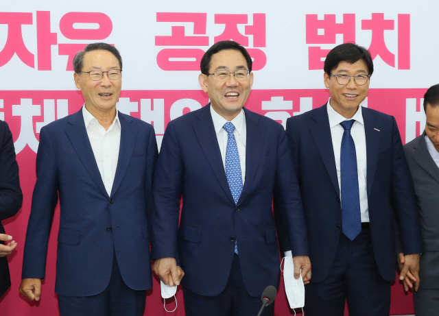 주호영 미래통합당 원내대표(가운데)가 10일 국회에서 정구용 한국상장회사협의회장(왼쪽)과 정재송 코스닥협회장을 맞아 기념촬영하고  있다.  /연합뉴스