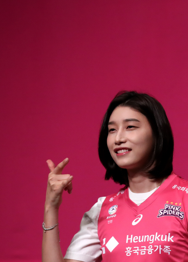 11년 만에 돌아온 '배구 여제' 김연경 “연봉 삭감? 부모님도 흔쾌히 동의”