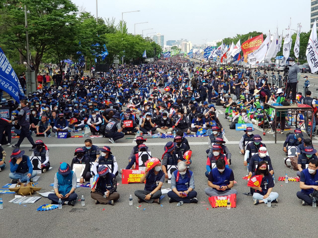 민주노총 조합원들이 10일 여의도 국회 앞에서 ‘중대재해기업처벌법’ 제정을 촉구하는 시위에 참여하고 있다.   /사진제공=민주노총