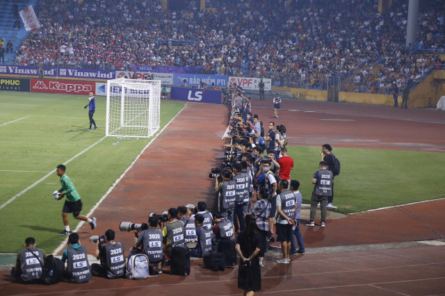 지난 6일 베트남 하노이 항더이(Hang Day) 경기장에서 하노이FC(Hanoi FC)와 자라이FC(Gia lai FC)가 경기를 진행하고 있다. /사진제공=LS