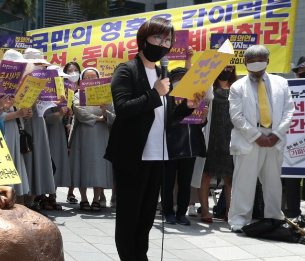 '쉼터' 소장 추모한 정의연…이나영 이사장 '카메라와 펜으로 사자에 대한 모욕'