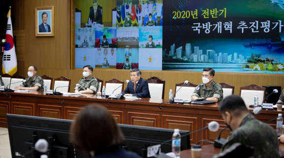 10일 서울 용산구 국방부에서 ‘전반기 국방개혁 추진평가회의’가 진행되고 있는 가운데 정경두(오른쪽 두번째) 국방부 장관이 차질 없는 국방개혁을 강조하고 있다.   /사진제공=국방부