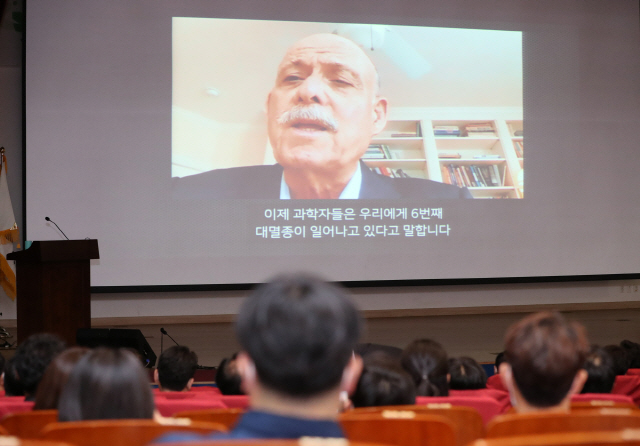 제러미 리프킨 미국 경제동향연구재단의 이사장이 국회 의원회관에서 개초된 ‘그린뉴딜 토론회’에서 동영상을 통해 기조연설을 하고 있다. /연합뉴스