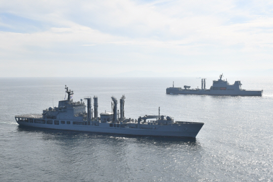 10일 해군의 대청함(아래)이 뉴질랜드로 떠나는 아오테아로아함을 환송하고 있다.    /사진제공=해군