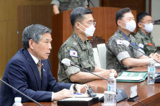 정경두 국방부 장관이 10일 오전 서울 용산구 국방부에서 열린 2020년 전반기 전국주요지휘관회의에서 발언하고 있다.   /연합뉴스