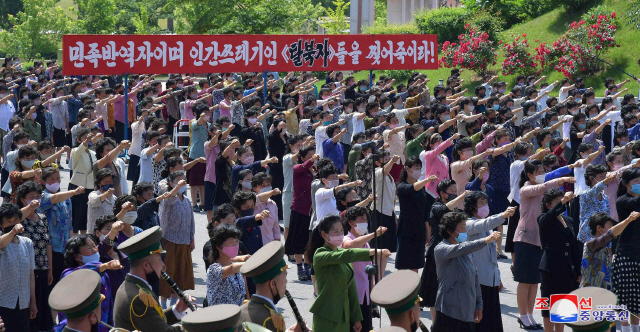 북한 조선사회주의여성동맹(여맹) 간부들과 여맹원들의 대북전단 살포 항의 군중집회가 9일 황해남도 신천박물관 앞에서 진행됐다고 조선중앙통신이 10일 보도했다. /연합뉴스