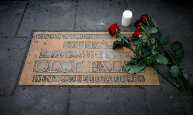 지난 1986년 2월 28일 팔메 총리가 살해당한 현장에 시민들이 추모의 꽃을 두고 있다. /로이터연합뉴스